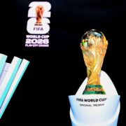 Trophée de la Coupe du Monde illustrant les stratégies de communication et de sponsoring sportif